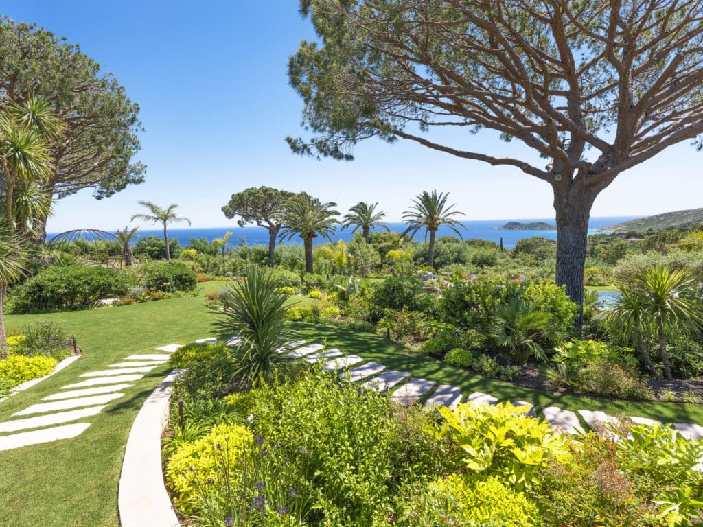 Jardins panoramiques : sublimer la vue sur mer par le paysagisme
