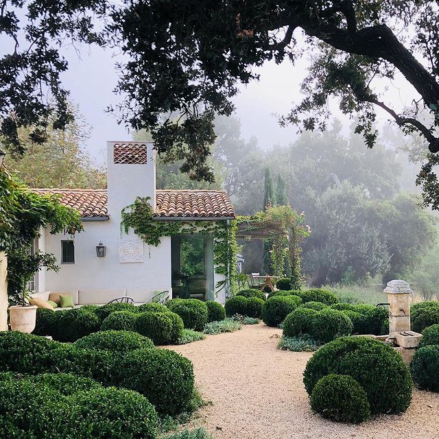 Mise en valeur d'une villa par l'art topiaire