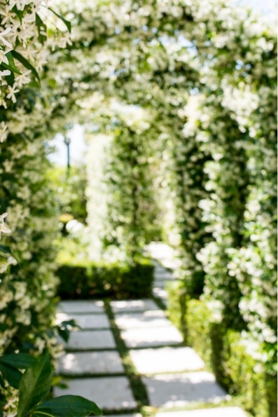 Allée fleurie en arche