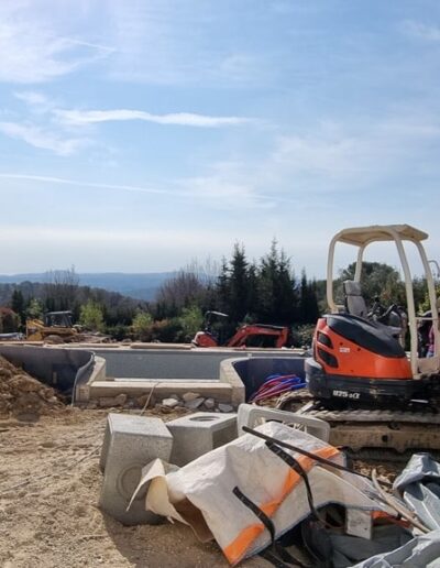 Vue du chantier de construction avec terrassement et bâche avant la création de la piscine