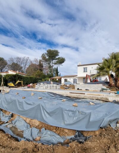 Travaux de terrassement avec engins de chantier et matériaux avant l’aménagement paysager