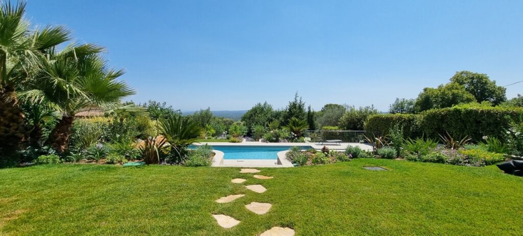 Pas japonais permettant de rejoindre la terrasse et la piscine de la villa