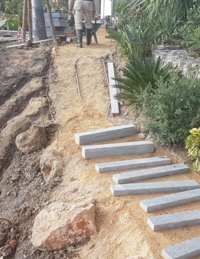 Création d’un cheminement en béton au cœur du jardin en travaux.