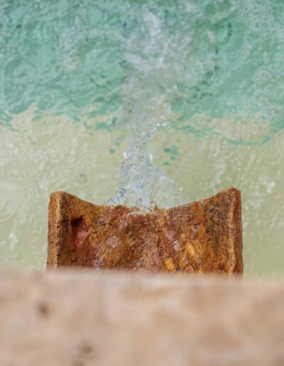 Détail du bec verseur alimentant le bassin en pierre