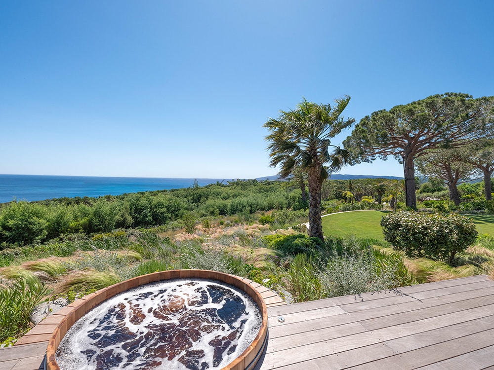 Privileged contemplation point: terrace with a sea view