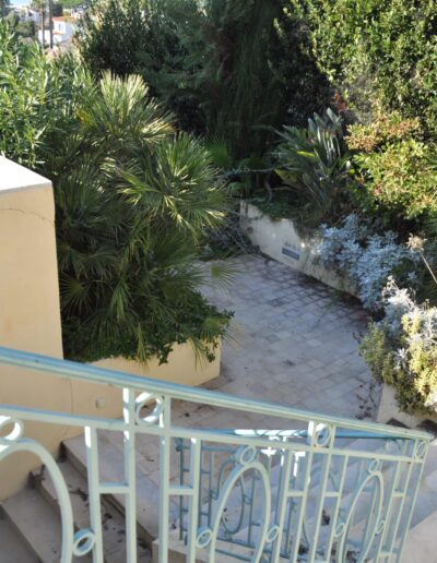 Escalier secondaire rénové donnant sur un jardin restructuré