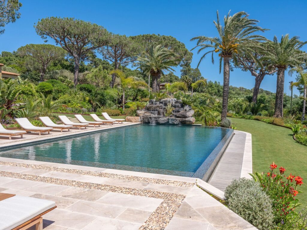 Magnificent infinity pool project carried out by Adonis Paysages