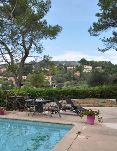 Ancienne piscine avec margelles anciennes, mobilier désassorti et végétation non structurée