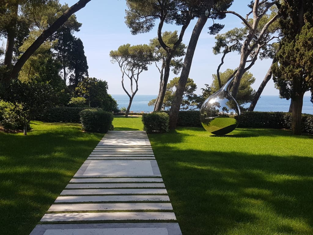 Gardens and works of art: integrating sculptures and installations into a green space