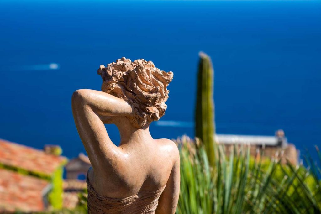 statue de femme dans le jardin d’Èze