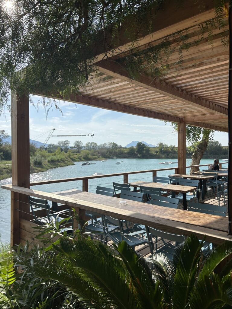 Terrasse d'un restaurant au South Wake Park