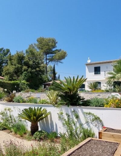 Vue des terrasses à niveaux d’une villa entourée de végétation méditerranéenne